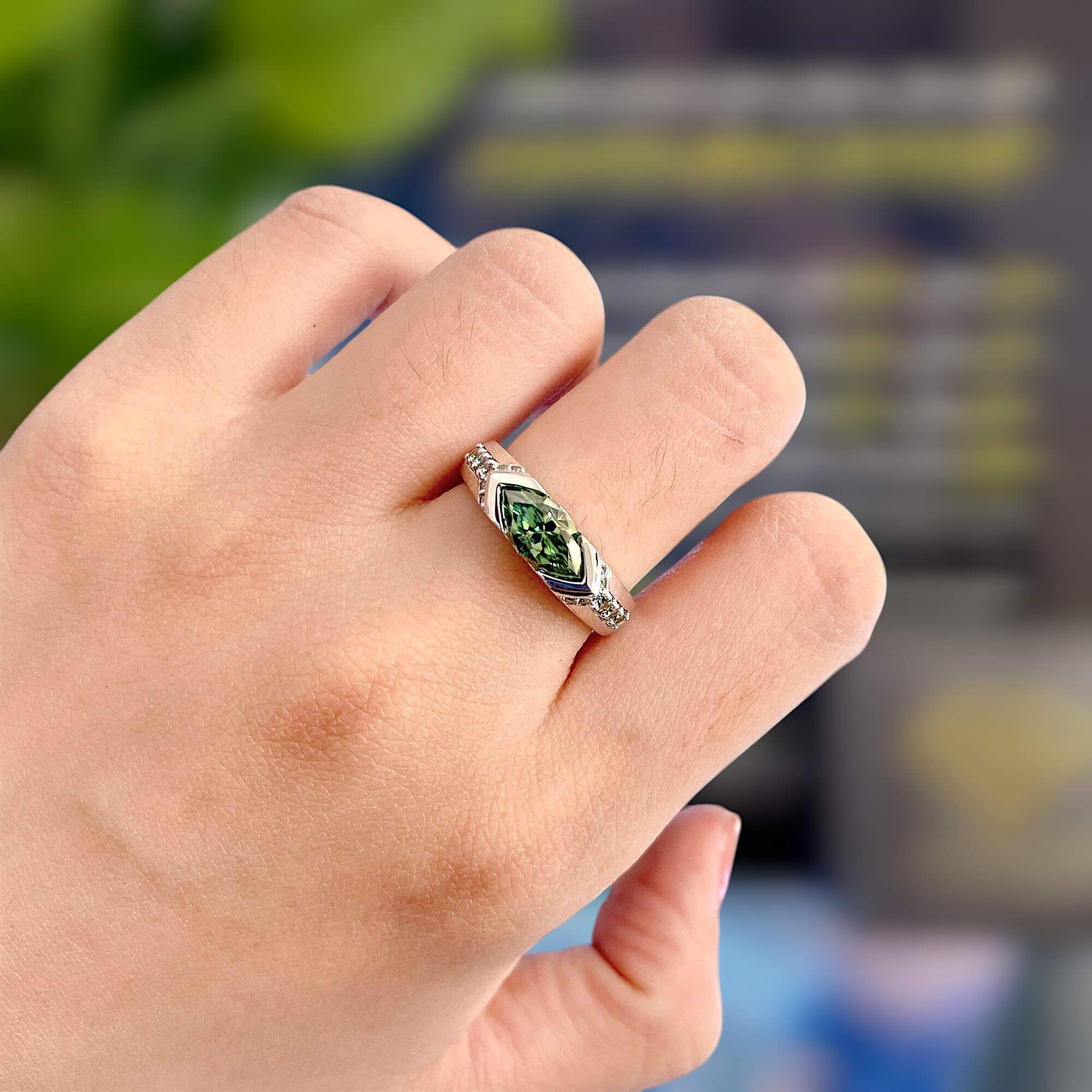 Nữ Mệnh Mộc Đeo Nhẫn Ngón Nào Hút Tài Lộc?