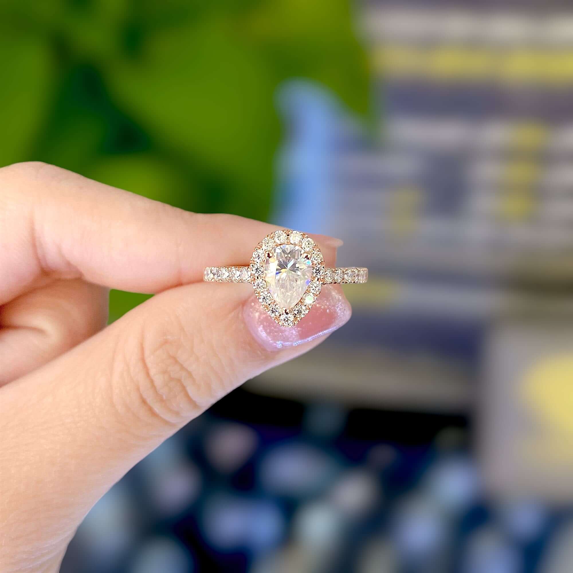 Nhẫn Rải Đá – Khi Vẻ Đẹp Không Còn Thuộc Về Mỗi Viên Đá