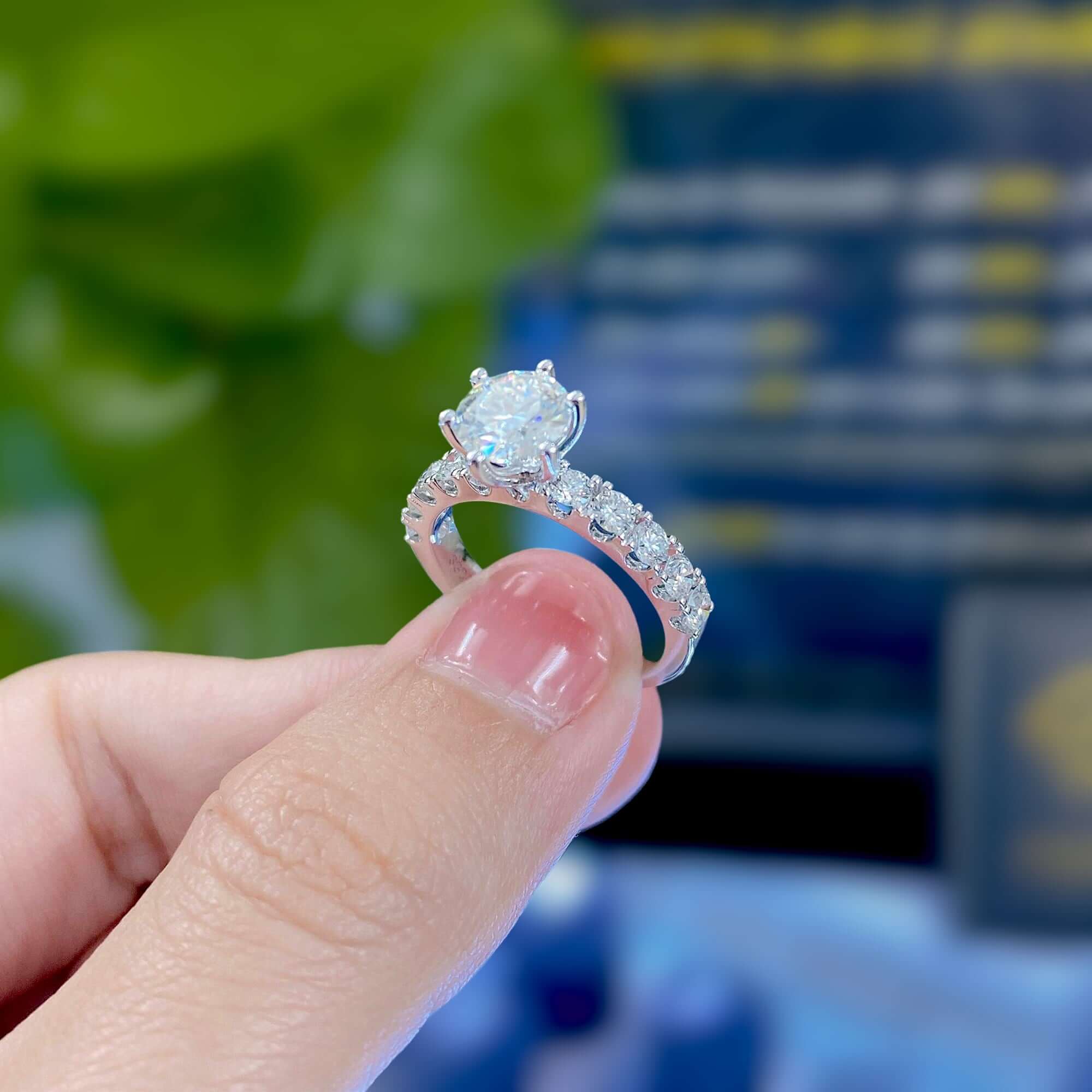Nhẫn Cưới Bị Rơi Đá Có Sao Không?