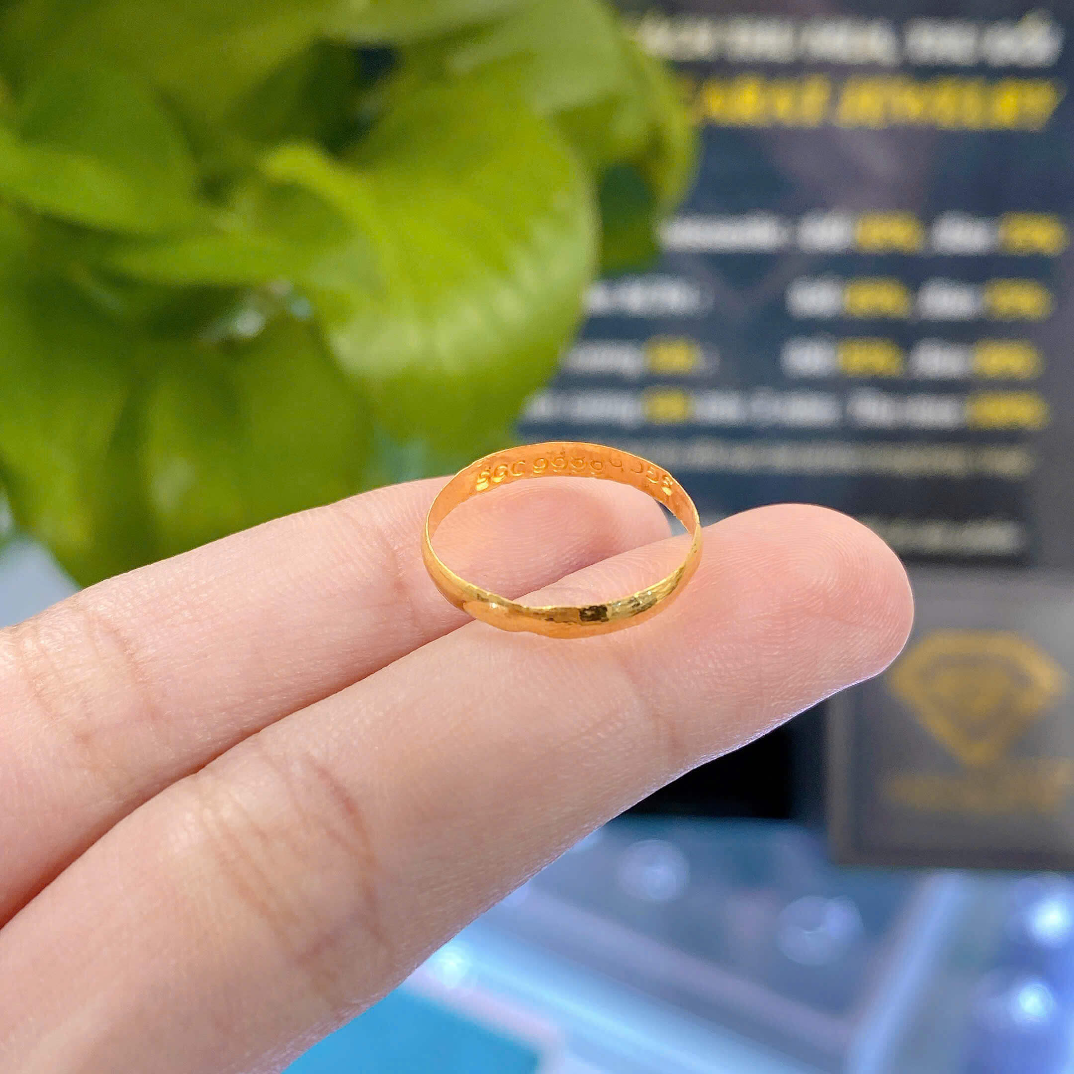 Nên Mua Nhẫn Vàng 18K Hay 24K? Những Điều Bạn Cần Biết