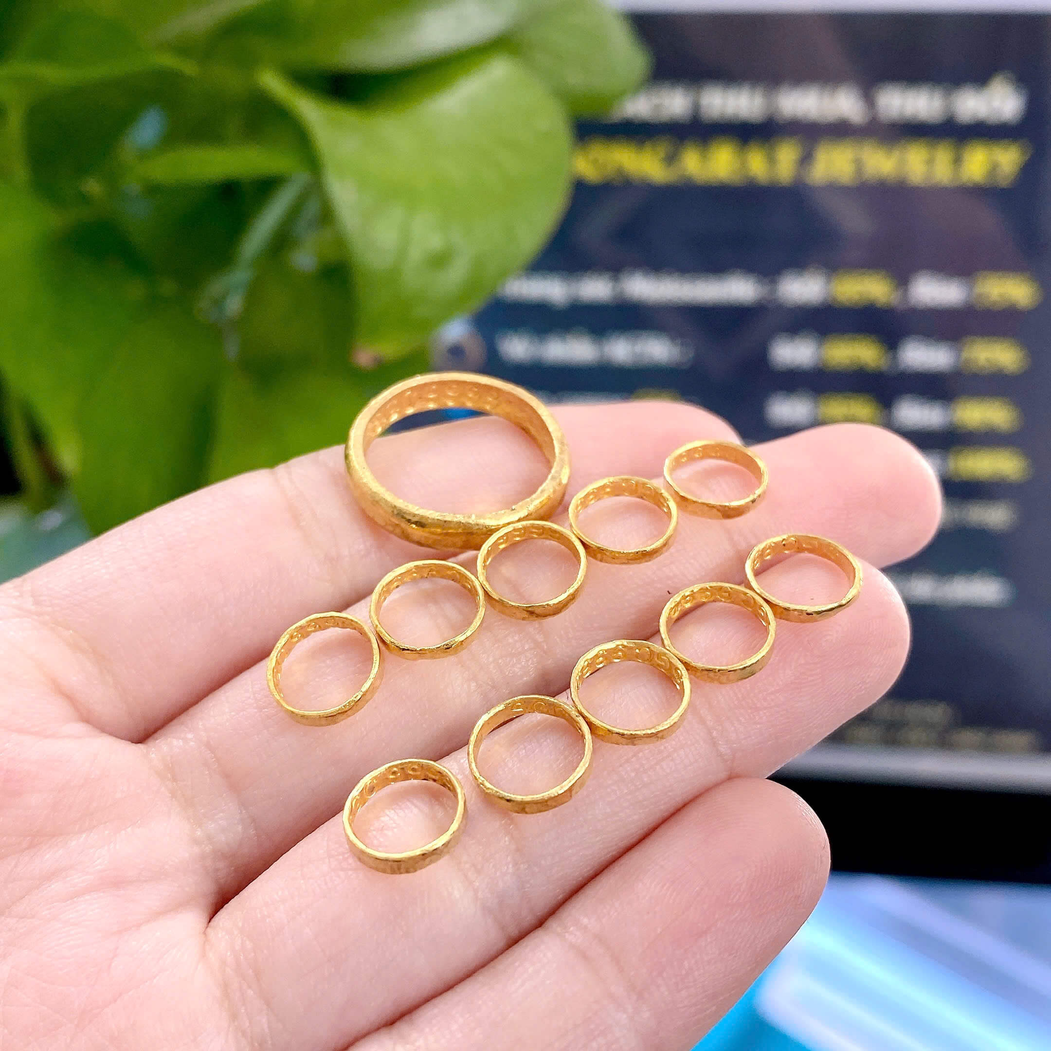Vàng 24K Màu Gì? Giải Mã Bí Ẩn Ánh Sáng Thuần Khiết