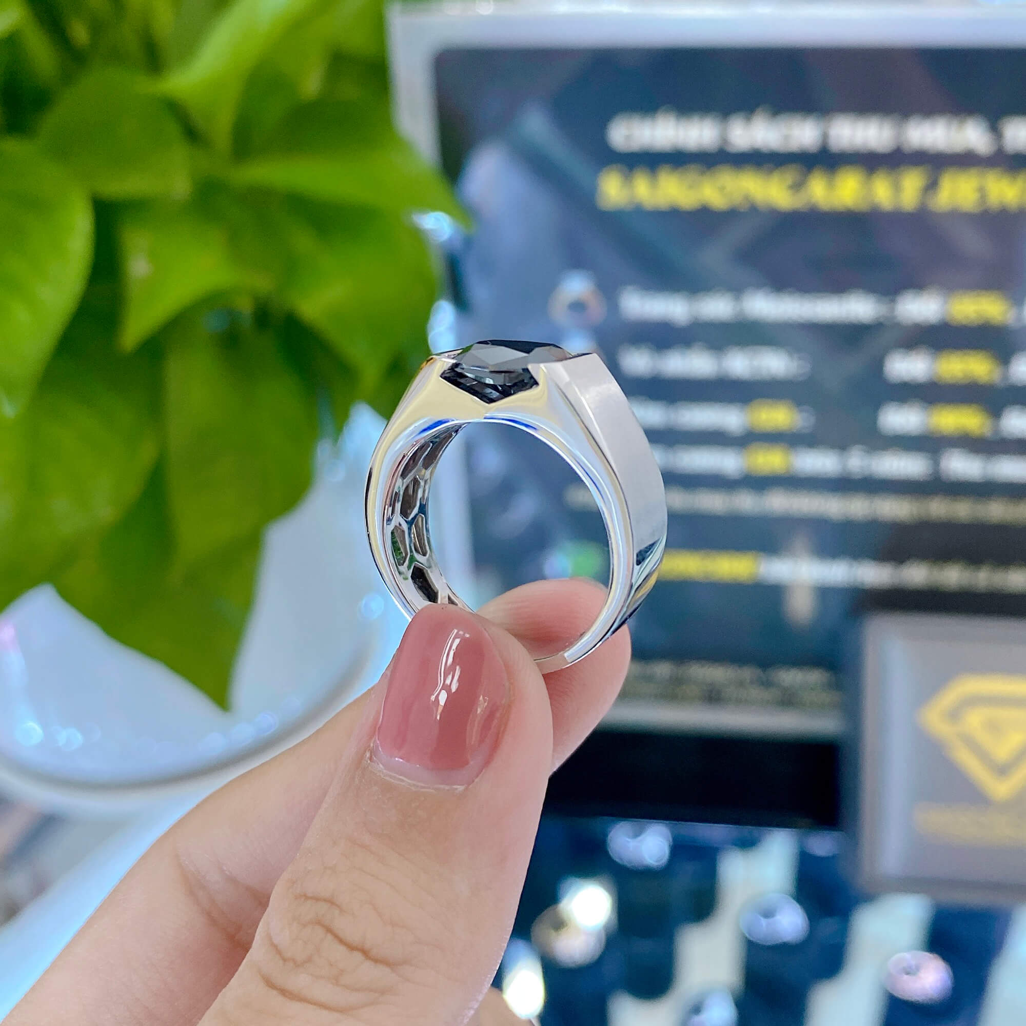 Có Nên Đeo Trang Sức Khi Tắm Hoặc Đi Bơi Không?