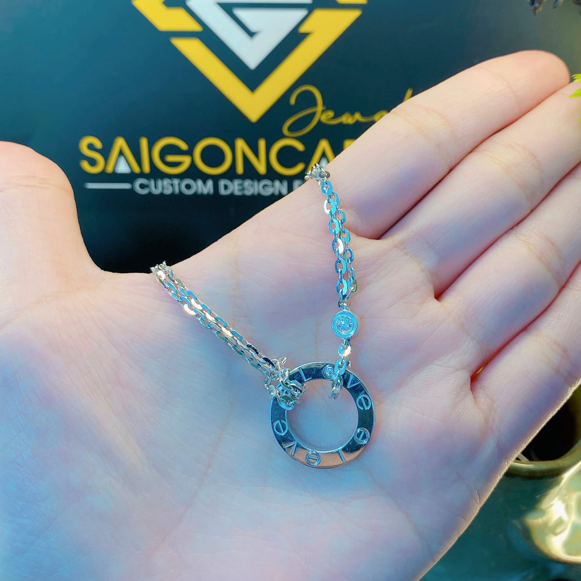 Tặng Đồ Trang Sức Cho Bạn Gái – Lời Tỏ Tình Ngọt Ngào