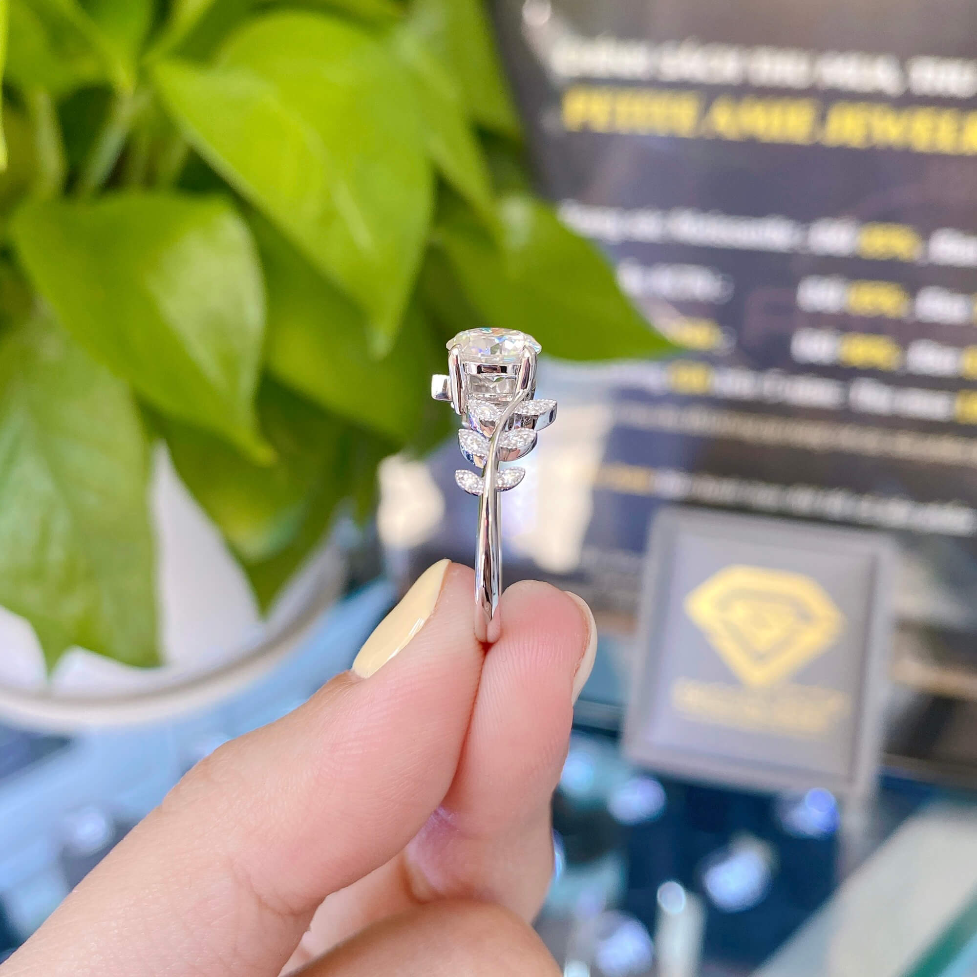 Phụ Kiện Trang Sức Vàng: Nghệ Thuật, Giá Trị và Sức Hút