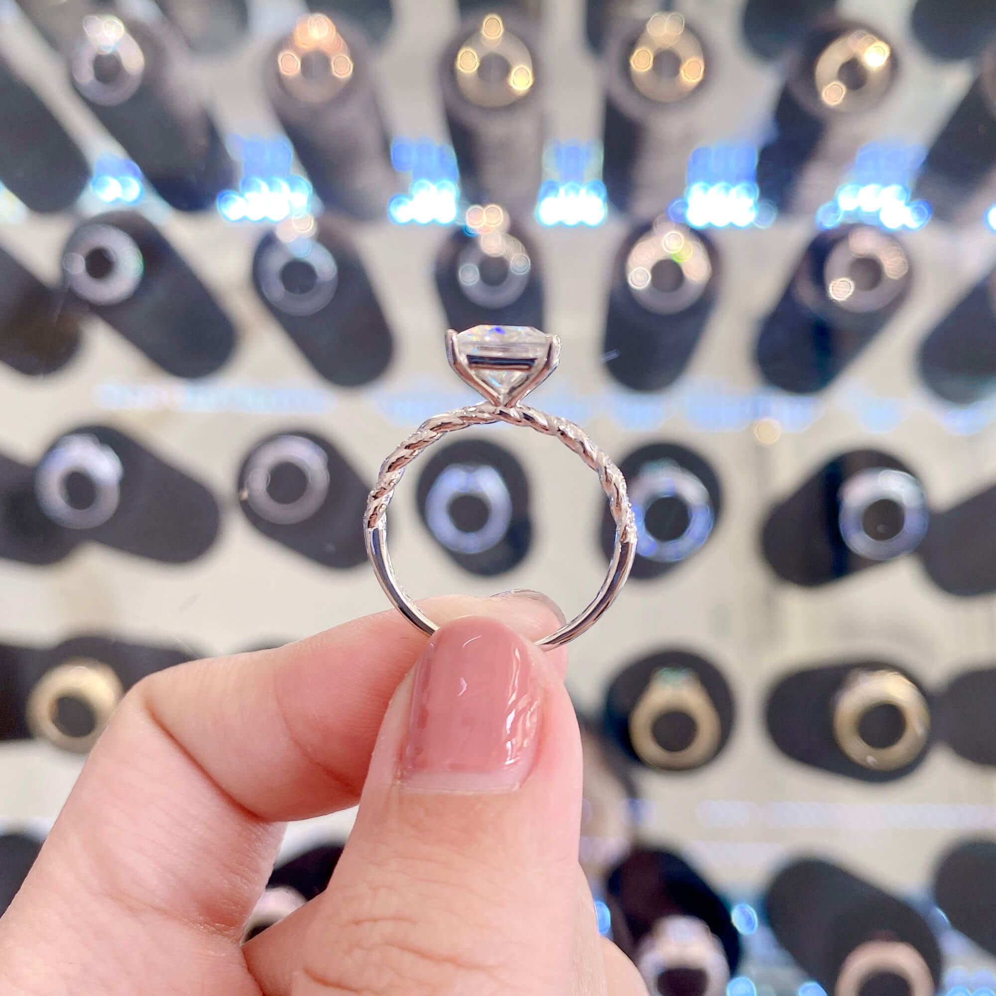 Trang Sức Cưới, Thời Trang, Phong Thủy – Nên Chọn Loại Nào?