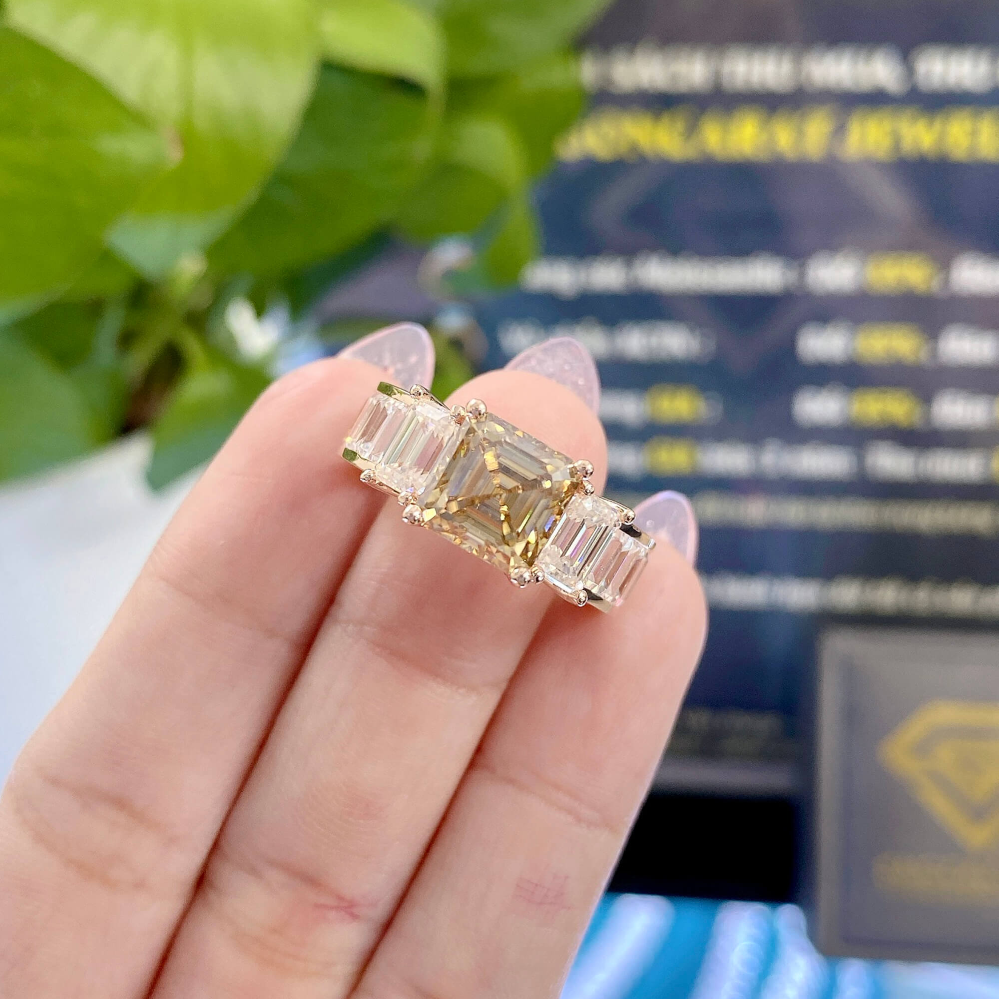 Cách Vệ Sinh Trang Sức Đính Đá Mà Không Làm Hỏng Keo