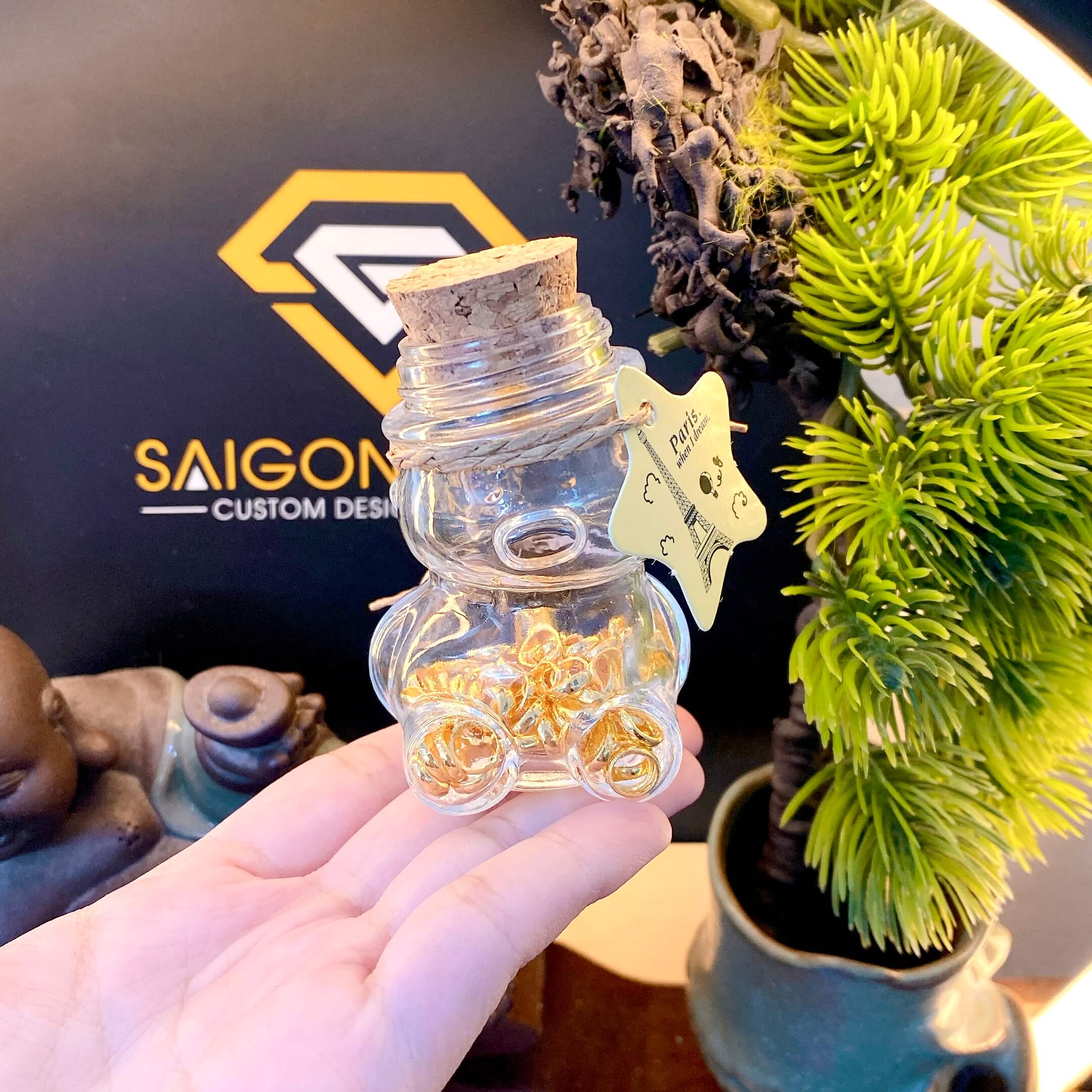 # Nên giữ vàng 24K hay bán khi giá tăng? ## Một câu hỏi cũ, nhưng chưa bao giờ cũ Cứ mỗi lần giá vàng lập đỉnh mới, câu hỏi ấy lại xuất hiện: **nên giữ vàng 24K hay bán ra chốt lời?** Câu hỏi nghe tưởng đơn giản, nhưng thực chất lại chạm đến rất nhiều tầng sâu: tài chính cá nhân, tâm lý đám đông, nỗi sợ mất giá của tiền tệ, và cả khát vọng bảo toàn giá trị lao động của một đời người. Vàng không chỉ là một tài sản. Với nhiều người Việt, vàng còn là ký ức, là niềm tin, là thứ “để dành” cuối cùng khi mọi thứ khác trở nên bất ổn. Chính vì vậy, quyết định giữ hay bán vàng 24K chưa bao giờ là một quyết định thuần túy về con số. Bài viết này không nhằm kể chuyện hay kích động mua bán. Đây là một bài **chia sẻ kiến thức**, giúp bạn hiểu sâu bản chất của vàng 24K, cơ chế vận động của giá vàng, và quan trọng nhất: **cách đưa ra quyết định phù hợp với chính bạn**, chứ không phải với đám đông. --- ## Hiểu đúng về vàng 24K: Giá trị nằm ở đâu? Vàng 24K là vàng có độ tinh khiết cao nhất, gần như 99,99% vàng nguyên chất. Khác với vàng trang sức pha hợp kim để tạo độ cứng, vàng 24K tồn tại với một mục đích rất rõ ràng: **lưu trữ giá trị**. Điểm cốt lõi cần hiểu: **vàng 24K không được tạo ra để “tăng giá nhanh”**, mà để **không mất giá theo thời gian**. Nếu nhìn lại hàng trăm năm lịch sử, bạn sẽ thấy một sự thật giản dị nhưng mạnh mẽ: tiền giấy thay đổi, chế độ tiền tệ thay đổi, lạm phát đến rồi đi, nhưng vàng vẫn ở đó. Một lượng vàng từng mua được lương thực cho cả gia đình ngày xưa, thì hôm nay vẫn mua được lương thực cho cả gia đình. Giá vàng tăng không phải vì vàng “tốt hơn”, mà vì **tiền mất giá**. --- ## Vì sao giá vàng thường tăng mạnh theo chu kỳ? Để quyết định giữ hay bán, trước hết cần hiểu: **vì sao giá vàng tăng?** ### 1. Lạm phát và in tiền Khi ngân hàng trung ương in thêm tiền, giá trị mỗi đồng tiền giảm đi. Vàng, với nguồn cung hữu hạn, trở thành nơi trú ẩn tự nhiên. Dòng tiền tìm đến vàng không vì lòng tham, mà vì nỗi sợ. ### 2. Bất ổn kinh tế và địa chính trị Chiến tranh, khủng hoảng tài chính, suy thoái kinh tế — tất cả đều làm lung lay niềm tin vào hệ thống tài chính. Khi niềm tin lung lay, vàng lên tiếng. ### 3. Tâm lý đám đông Một yếu tố ít được thừa nhận nhưng vô cùng quan trọng: **tâm lý**. Khi giá vàng tăng đủ lâu, truyền thông nhắc đến đủ nhiều, người dân bắt đầu sợ “mua không kịp”. Chính lúc này, giá thường tăng nhanh nhất — và cũng nguy hiểm nhất cho người mua vì sợ bỏ lỡ. --- ## Bán vàng khi giá tăng: Lợi ích và cái giá phải trả Không thể phủ nhận: bán vàng khi giá tăng mang lại **cảm giác chiến thắng**. Bạn mua thấp, bán cao. Con số trong tài khoản tăng lên. Nhưng hãy nhìn sâu hơn. ### Lợi ích rõ ràng * **Chốt lời hiện thực**: lợi nhuận được chuyển từ “trên giấy” thành tiền thật. * **Tái phân bổ vốn**: có thể dùng tiền cho nhu cầu cấp thiết hoặc đầu tư khác. * **Giảm áp lực tâm lý**: không còn lo giá quay đầu giảm. ### Nhưng cái giá là gì? * **Rủi ro mua lại với giá cao hơn**: lịch sử cho thấy, nhiều người bán vàng vì thấy “đã cao lắm rồi”, chỉ để rồi mua lại ở mức cao hơn. * **Mất đi hàng rào phòng thủ**: khi đã bán vàng, bạn quay lại nắm giữ tiền — thứ dễ bị bào mòn nhất bởi lạm phát. * **Quyết định bị chi phối bởi cảm xúc**: nếu bán chỉ vì thấy người khác bán, đó không còn là chiến lược, mà là phản xạ. --- ## Giữ vàng 24K: Không phải để làm giàu nhanh Giữ vàng 24K không dành cho người thiếu kiên nhẫn. Đây không phải tài sản tạo dòng tiền, không trả lãi, không sinh cổ tức. Nhưng chính vì thế, nó làm rất tốt một việc duy nhất: > **Bảo toàn giá trị trong dài hạn.** Người giữ vàng thành công không phải là người dự đoán đúng đỉnh đáy, mà là người hiểu rõ mục đích mình giữ vàng để làm gì. ### Vàng phù hợp khi nào? * Khi bạn muốn bảo vệ tài sản khỏi lạm phát * Khi bạn đã có thu nhập ổn định nhưng chưa tìm được kênh đầu tư an toàn * Khi bạn cần một tài sản không phụ thuộc vào hệ thống ngân hàng * Khi bạn muốn để dành cho tương lai dài hạn, thậm chí cho thế hệ sau --- ## Sai lầm phổ biến khi quyết định giữ hay bán vàng ### 1. So sánh vàng với đầu tư rủi ro cao So vàng với cổ phiếu tăng gấp đôi, gấp ba là một sai lầm. Vàng không sinh ra để đua tốc độ. Vàng là cái neo. ### 2. Mua – bán theo tin tức Tin tức luôn đến sau giá. Khi báo chí nói nhiều về vàng, thường là lúc rủi ro cao nhất cho quyết định ngắn hạn. ### 3. Không có kế hoạch trước Giữ vàng mà không biết khi nào bán, hoặc bán vàng mà không biết sẽ làm gì tiếp theo, đều là quyết định thiếu nền tảng. --- ## Chiến lược hợp lý: Không cực đoan Câu trả lời thông minh hiếm khi là “giữ tất cả” hoặc “bán hết”. Một chiến lược cân bằng có thể là: * **Giữ vàng 24K như tài sản lõi**, chiếm một tỷ trọng cố định trong tổng tài sản * **Chỉ bán khi có mục tiêu rõ ràng**: mua nhà, đầu tư sản xuất, giải quyết nhu cầu lớn * **Không bán vì sợ giá giảm**, và cũng không mua vì sợ bỏ lỡ Vàng không cần phải là tất cả, nhưng **nên là một phần**. --- ## Vì sao nếu tích trữ, nên là vàng 24K? Không phải mọi loại vàng đều giống nhau. Với mục tiêu tích trữ dài hạn, vàng 24K có những lợi thế không thể phủ nhận: * Hàm lượng vàng cao, dễ định giá * Ít phụ thuộc vào yếu tố thẩm mỹ hay xu hướng * Thanh khoản tốt * Dễ mua – dễ bán ở mọi thời điểm Quan trọng hơn, vàng 24K giữ được **bản chất nguyên thủy của vàng**: lưu trữ giá trị, không phô trương, không màu mè. --- ## SaigonCarat – Nơi vàng 24K trở về đúng giá trị của nó Khi nói đến tích trữ vàng 24K, điều quan trọng không chỉ là **mua vàng**, mà là **mua ở đâu**. SaigonCarat tập trung vào đúng một điều: **vàng 24K chất lượng cao dành cho tích trữ**. Không chạy theo quảng cáo hào nhoáng, không đánh vào tâm lý lướt sóng, SaigonCarat hướng đến những người hiểu rằng vàng là nền tảng, không phải trò may rủi. Vàng 24K tại SaigonCarat được chú trọng vào: * Độ tinh khiết rõ ràng * Quy cách phù hợp cho tích trữ * Minh bạch và nhất quán * Phù hợp cho cả người mới và người tích lũy lâu năm Nếu bạn xác định **giữ vàng để bảo vệ giá trị tài sản**, lựa chọn đúng nơi mua là bước đi đầu tiên — và quan trọng nhất. --- ## Kết luận: Câu hỏi không phải là bán hay giữ Câu hỏi thật sự không phải là: > “Nên giữ vàng 24K hay bán khi giá tăng?” Mà là: > **“Vàng đang đóng vai trò gì trong cuộc sống tài chính của tôi?”** Nếu vàng là hàng rào an toàn, đừng phá nó chỉ vì tiếng ồn ngắn hạn. Nếu vàng đã hoàn thành sứ mệnh và bạn có kế hoạch rõ ràng hơn cho số tiền đó, bán ra cũng không sai. Sự khác biệt giữa người khôn ngoan và người mệt mỏi vì tài chính không nằm ở chỗ họ đoán đúng thị trường, mà ở chỗ họ **hiểu mình đang làm gì**. Vàng 24K không hứa hẹn làm bạn giàu nhanh. Nhưng nó hứa hẹn một điều hiếm hoi trong thế giới nhiều biến động này: > **Sự bền bỉ.** Và đôi khi, bền bỉ chính là chiến lược thông minh nhất.