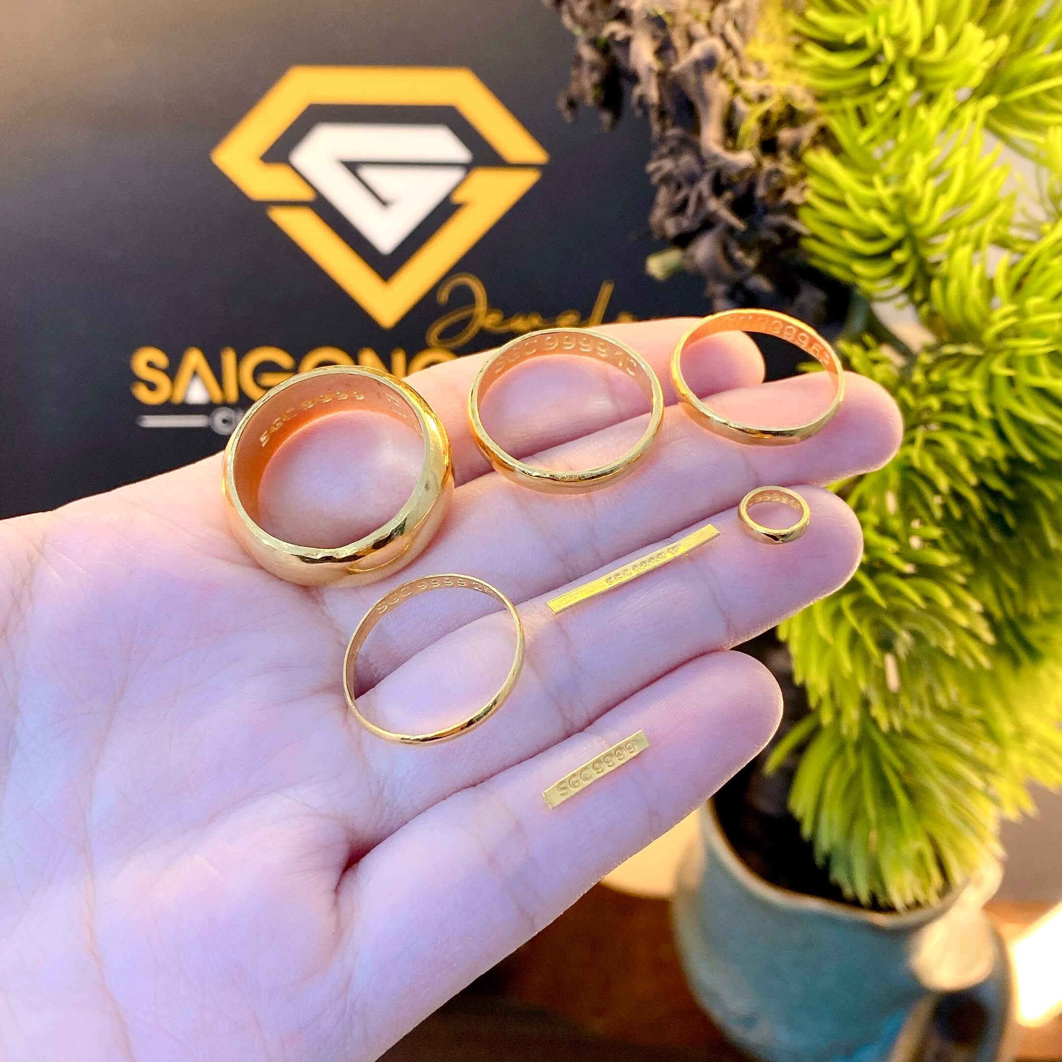 Vàng 24K Có Nên Đeo Khi Tắm Không?